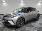 Le SUV Toyota C-HR est garé sur un sol à damier
