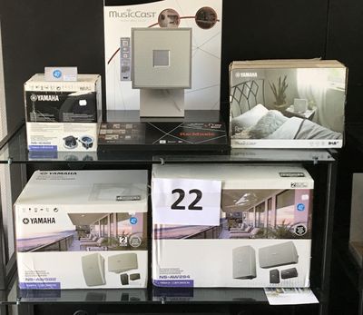 de nombreuses boîtes contenant des appareils électroniques sur les rayons du magasin