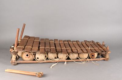 un petit instrument de musique fabriqué à partir de baguettes et de bois