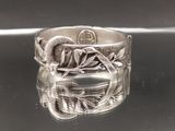 un gros plan d'un bracelet en argent orné d'un serpent