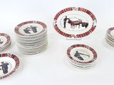 de nombreuses assiettes aux motifs variés, disposées sur un fond blanc
