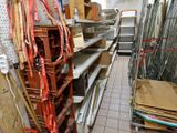 une pièce remplie d'objets en métal et en bois