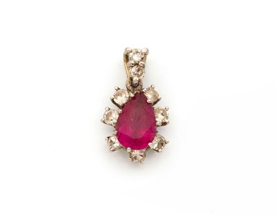 un pendentif en rubis et diamants