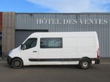 une camionnette blanche garée devant un bâtiment