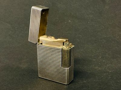 un briquet en argent posé sur une table