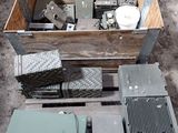 une caisse en bois remplie d'objets divers, posée sur une palette