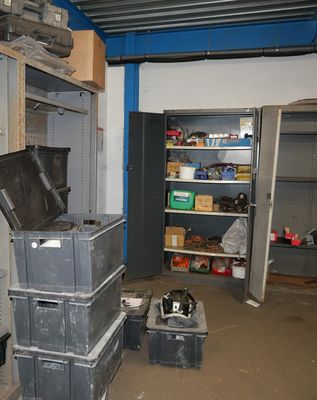 une pièce remplie de boîtes et d'étagères