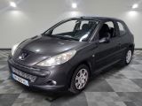 la voiture grise est garée dans le garage sur le sol en damier