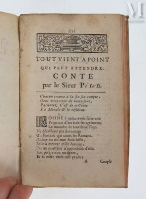 quelqu'un tient un livre ouvert dans sa main gauche