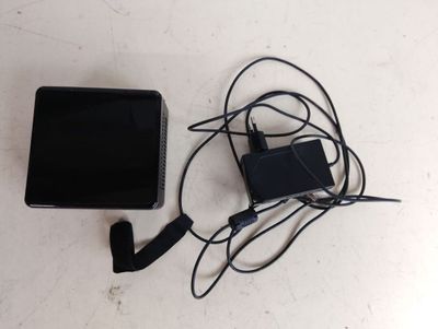 une tablette et un casque posés côte à côte sur une table