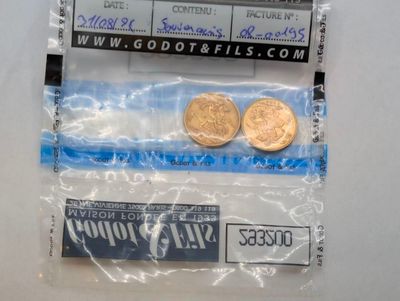 deux pièces dans un sachet en plastique posé sur une table