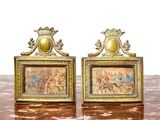 deux photos encadrées posées sur une table, avec un cadre doré