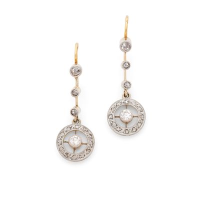 une photo d'une paire de boucles d'oreilles en diamant et en or