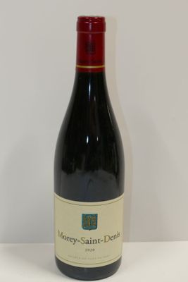 une bouteille de vin posée sur une table