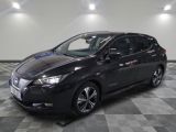 La Nissan Leaf noire est garée dans une grande pièce.