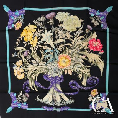 un gros plan sur un foulard carré orné d'un bouquet de fleurs