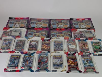 plusieurs types de cartes à collectionner pokemon sur la table