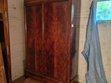 une armoire en bois dans une pièce dotée d'une fenêtre