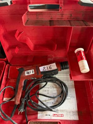 une boîte à outils rouge avec des outils sur une table