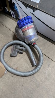 a vacuum that is sitting on the floor next to a box