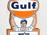 une affiche indiquant « Gulf » : « Nous changeons de nom »