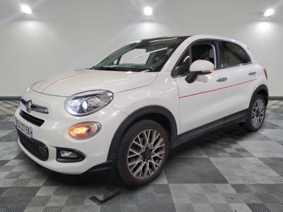 Le SUV Fiat blanc est garé sur un sol en carrelage à damier.