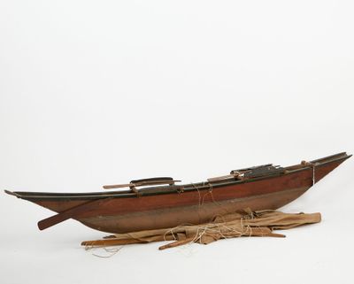 un bateau en bois posé par terre
