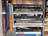livres empilés sur une étagère dans une pièce