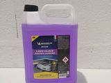 un gros plan sur une bouteille contenant un liquide violet posée sur une table