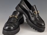 une paire de chaussures en cuir noir avec un petit petit petit petit petit petit petit petit petit petit petit petit petit petit petit petit petit petit petit petit petit petit petit petit
