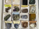 une boîte remplie de différentes sortes de roches et de minéraux