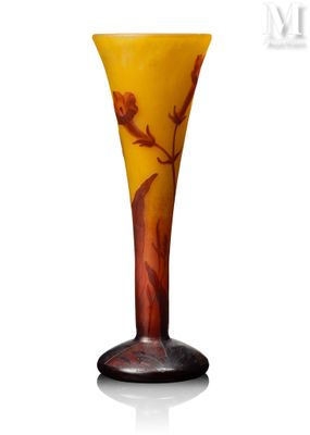 un vase en verre avec une fleur sur une table