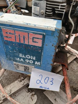 une pancarte apposée sur le flanc d'une machine posée au sol