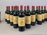 plusieurs bouteilles de vin posées sur une table