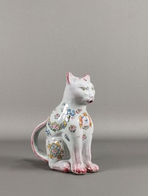 figurine en porcelaine représentant un chat blanc au nez et à la queue roses