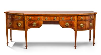 LARGE BUREAU ANGLAIS en acajou et placage d'acajou reposant …