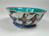 une image représentant un bol bleu et blanc orné de femmes asiatiques