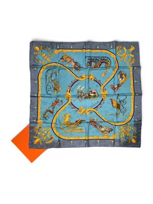 un foulard en soie bleu et jaune orné d'un motif représentant un dragon