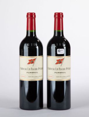 deux bouteilles de vin rouge posées l'une à côté de l'autre sur une table