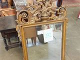 un miroir posé par terre dans un magasin