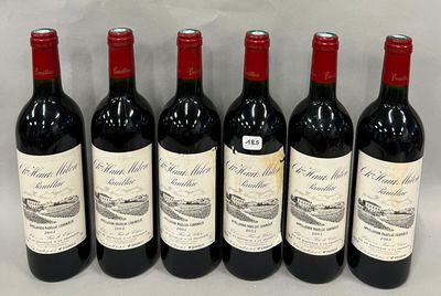six bouteilles de vin rouge alignées sur une table