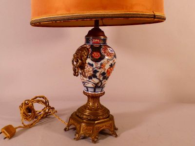 une lampe posée sur une table et munie d'un abat-jour