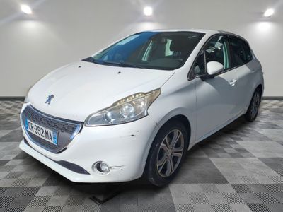 la petite voiture blanche est garée dans la pièce au sol en damier