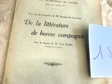 un livre posé sur une table, avec un bout de papier dessus