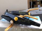 deux paires de ciseaux posées sur une boîte
