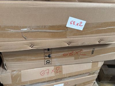 un grand nombre de boîtes empilées les unes sur les autres