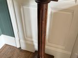 une grande table en bois sur laquelle se trouve un vase