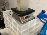 une image représentant une balance contenant un liquide