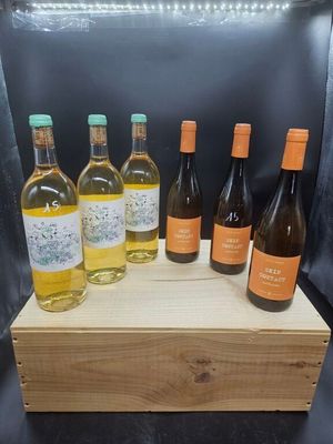 six bouteilles de vin dans un coffret en bois sur fond noir