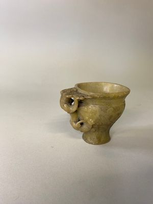 Chine, XXe siècle, Coupe libatoire en serpentine à décor gra…
